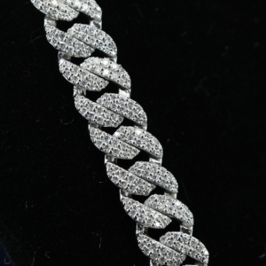 สร้อยคอแฟชั่นฮิปฮอปสุดหรูจาก Gallerley รุ่นขายดี ดีไซน์หนักแน่น ประดับเพชร VVS มอยส์ซาไนต์ เงินแท้ S925  แบบ Cuban Link เหมาะสำหรับเป็นของขวัญ - Product Image 4