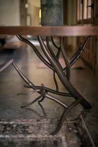 Table d'appoint rustique moderne en fer forgé avec plateau rond en bois massif et base en métal artistique en forme de branche, pour salon ou coin de canapé - Product Image 4