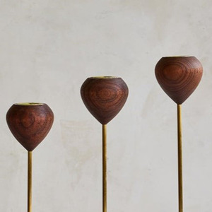 Ensemble de trois bougeoirs en bois avec des tiges métalliques fines et des sommets en forme de goutte d'eau distinctifs, de différentes hauteurs, pour la maison - Product Image 6