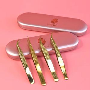 Pinzas para Pestañas con Baño de Oro y Mango Texturizado Negro, Punta Suave para una Aplicación Precisa - Product Image 3