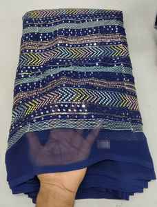 Tela Fox Georgette Squinc de primera calidad con intrincado trabajo Squinc en toda la superficie y detalles de hilo brillante. - Product Image 4