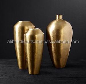 Vase miniature en métal doré brossé – Support floral compact et discret pour tables de restaurant et bistrots - Product Image 5