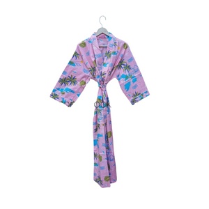 Kimono à encolure en V avec un design simple en tissu 100% coton et un imprimé floral pour une tenue décontractée pour le soulagement du stress. - Product Image 1