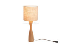 Lampes de table élégantes et modernes en bois faites à la main, style pop art, avec détails sculptés, finition polie et abat-jour personnalisés