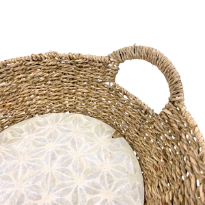 Plateau de sedge rond en MDF fait main avec incrustation Capiz avec poignées, plateau de service décoratif en panier tissé naturel avec motif floral - Product Image 4