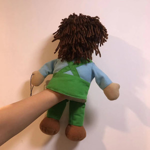 Marioneta de peluche personalizada con pelo rizado negro, camisa roja, peto azul, material súper suave para mayores de 3 años. - Product Image 5