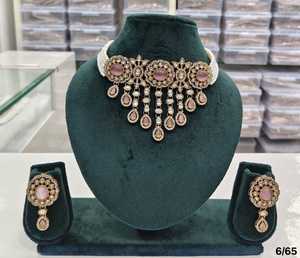 Conjunto de Collar de Perlas Multihiladas con Medallón Ovalado Hecho a Mano, Chapado en Oro Antiguo, con Pendientes Colgantes a Juego - Product Image 1
