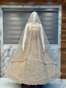 Élégante Robe de Mariée Indienne Traditionnelle Lehenga Choli Beige Brodé avec Voile, Longueur Ras du Sol, Coupe Classique - Product Image 2