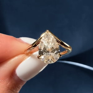 Anillo de Compromiso con Diamante Cultivado en Laboratorio de Corte Pera de 6.00 CT, Certificado IGI, VS2, Color F, Oro de 14K con Baño de Rodio - Product Image 4