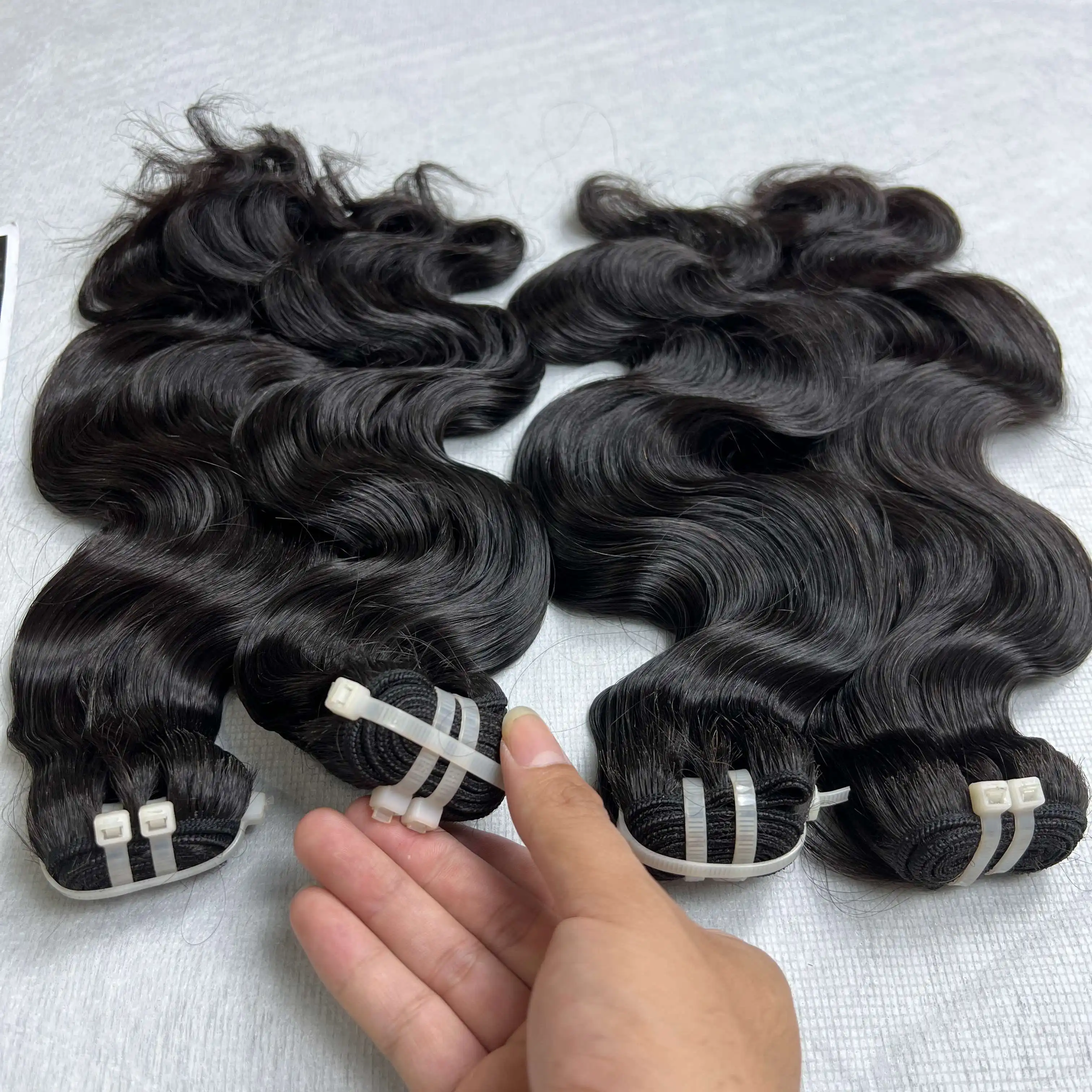Extensiones de cabello ondulado corporal de gran oferta hechas de Vietnam 100 cabello humano crudo, cabello brasileño Remy Virgen sin cabello sintético