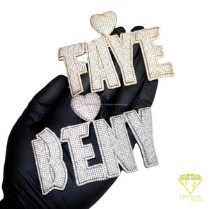 Colgante personalizado con el nombre FAYE en diamante moissanita, con letras completas en bloque de piedra, conector de corazón y cadena cubana. - Product Image 4