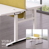 Bureau de travail moderne électrique réglable en hauteur pour deux personnes, en bois, rectangulaire, avec dessus blanc et panneau de confidentialité jaune en forme de T