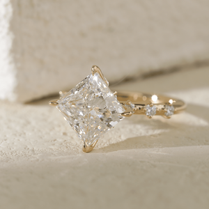 Bague de Mariage Alternative en Or Jaune Massif Certifiée IGI avec Diamant de Laboratoire Taille Princesse pour Femme, Luxe, Sertissage en Queue de Pie, Nature Princess - Product Image 3