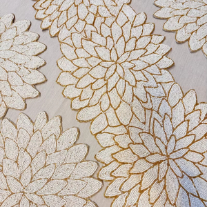 Chemin de table perlé fait main, blanc, décor de table doré, set de table assorti disponible - Product Image 1