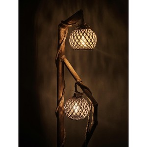 Lámpara de pie moderna de mediados de siglo con trípode de madera y pantalla de tambor beige - Product Image 4