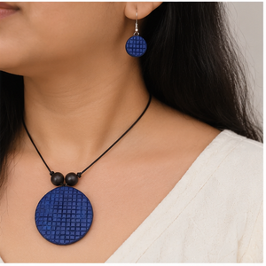KOTTRAVAI Décoration artisanale suspendue écologique vintage bleue et noire en MDF imprimé pour sapin de Noël et couronne, Tamil Nadu - Product Image 3