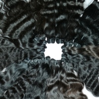 Vente en gros pas cher indien couleur naturelle cheveux humains pour les femmes cuticules alignés non transformés lâche vague profonde tissage faisceau