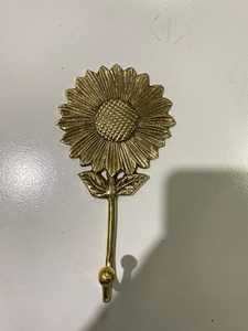 Meilleures ventes en Indonésie : crochet mural en forme de tournesol, en métal, finition dorée, style laiton antique, crochet en forme de fleur pour cuisine et salle de bain - Product Image 3