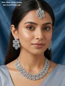 Parure de bijoux de luxe vintage en alliage plaqué or avec perles et Kundan, comprenant collier ras-du-cou, boucles d'oreilles et Maang Tikka, idéale pour fiançailles et mariage, dernière collection - Product Image 3