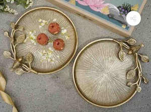 Plato de Servir Artesanal Ecológico con Textura Acanalada, Decorado con Rama Dorada y Adorno de Pájaro, Bandeja Decorativa para Nueces con Borde Metálico - Product Image 2