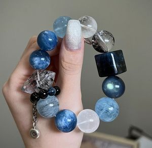 Bracelet élégant en résine de luxe avec un savoir-faire de qualité supérieure, une pièce de bijouterie raffinée pour les événements et célébrations spéciales - Product Image 1