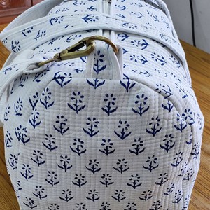 Sac de voyage matelassé en coton fait main avec imprimé floral bleu, poignées robustes, fermeture éclair, sac de week-end portable - Product Image 5