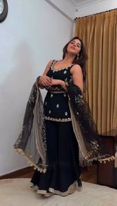 Ensemble prêt-à-porter entièrement cousu en faux georgette avec haut orné de fils de créateur et de broderies complexes, pantalon palazzo et dupatta. - Product Image 1