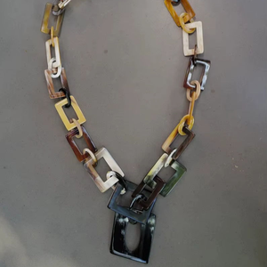 Collar de Cuerno de Búfalo Natural Hecho a Mano, Ecológico, Moderno, con Forma Natural para Mujer, Más Vendido - Product Image 1