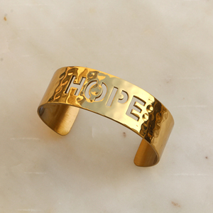 กำไลข้อมือทองเหลืองทำมือพร้อมลาย HOPE - ของขวัญเครื่องประดับสร้างแรงบันดาลใจสำหรับเธอ - กำไลทองแบบเปิดสไตล์มินิมอล - Product Image 3