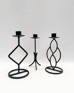 Porte-bougie moderne en métal pour une décoration minimaliste, ajoutant une lueur subtile et un élément d'éclairage décoratif - Product Image 4