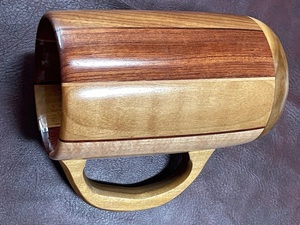 Mug en bois artisanal poli, deux tons, poignée rayée marron, écologique, tasse à café en bois naturel - Product Image 4