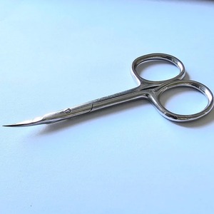 Tijeras de Manicura de Acero Inoxidable con Hoja Curva y Punta Afilada para Recortar Uñas y Piel Muerta - Product Image 2
