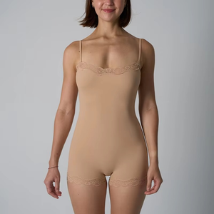 Combinaison moulante sans couture pour femme avec bretelles spaghetti et dentelle, en nylon élasthanne, très extensible, effet gainant - Product Image 1