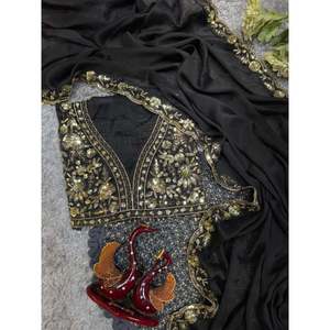 Sari de soirée de créateur avec de magnifiques broderies de sequins et bordure en dentelle - Product Image 4