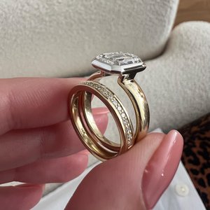 Anillo de Compromiso con Diamante Cultivado en Laboratorio de 3 Quilates, Corte Esmeralda, VVS2, con Engaste de Bisel, Conjunto de Anillos de Novia en Oro Amarillo de Dos Tonos - Product Image 6