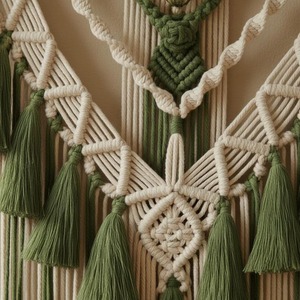 งานตกแต่งผนังแบบมาคราเม่สีขาวและสีเขียว สำหรับตกแต่งพื้นที่ทำงาน ห้องเรียน และการตกแต่งภายในสไตล์โมเดิร์น ขายส่งจากอินเดีย - Product Image 4