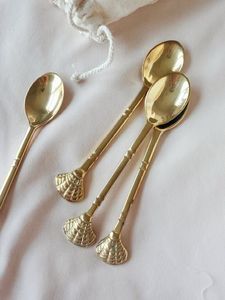 Ensemble de couverts modernes en or satiné, dernière collection 2026, comprenant fourchettes, couteaux et cuillères en métal - Product Image 3
