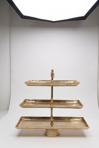 Support à gâteau rectangulaire à 3 niveaux en métal doré de qualité supérieure avec anse en anneau, base en piédestal martelé, plateau de présentation pour pâtisseries et cupcakes - Product Image 3