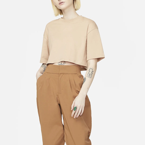 T-shirt court pour femme, vêtement urbain léger, conçu pour un confort quotidien et un style tendance. - Product Image 2
