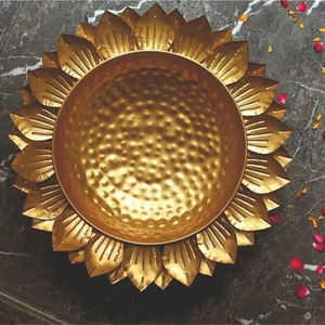 Bol Urli en métal artisanal avec 12 supports pour Diya, pour la décoration de Diwali, pot de fleurs flottant, centre de table de mariage, articles cadeaux spirituels - Product Image 5