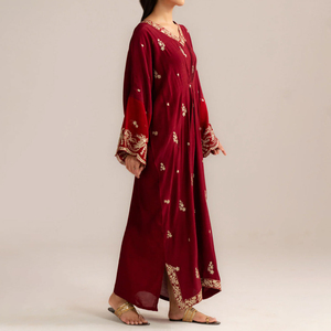 Elegante Vestido Maxi Rojo de Gasa con Bordado Dorado, Cuello en V, Manga Farol, Corte A y Estilo Imperio para Otoño - Product Image 6