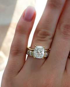 Bagues de fiançailles personnalisées en or massif 14K 18K avec diamant de laboratoire taille coussin 4 carats, sertis à griffes IGI, solitaires à bande fine, vente en gros - Product Image 1