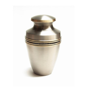 Urnes de crémation en aluminium artisanales de conception artistique pour cendres adultes avec des motifs traditionnels et des finitions polies - Product Image 2