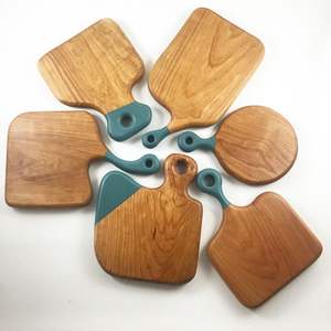 Planche à découper en bois d'acacia avec logo personnalisé, couleur noire, avec poignée, exportée par Craftera - Product Image 6