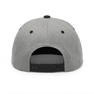 Gorra de Béisbol Estructurada Heather Grey con Visera Plana Negra, Bordado Monograma en Dos Tonos Azul Marino y Dorado - Product Image 4