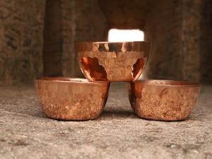 Juego de Portavelas de Cobre Hecho a Mano, Ecológico, con Grabado Impreso en 1 Color, Decoración del Hogar, Estilo Nórdico, Saleem International - Product Image 1