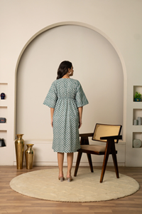 Vestido Kaftan de Algodón a Rayas Sukoon Summer Marina para Mujer |   Ropa de Diseño Ligera, Transpirable y Casual para Resort, para Exportación - Product Image 2