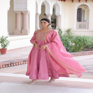 Vestido de Diseñador VASTRA COTTAGE con Lentejuelas y Bordado Zari, con Dupatta de Trabajo de Calico, Vestido Festivo - Product Image 3