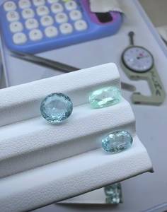 พลอยพาราไอบาทัวร์มาลีนธรรมชาติ 3 เม็ด 6.36 กะรัต สีนีออนบลู/นีออนกรีน พลอยเจียระไนแบบหลวมจากโมซัมบิก สำหรับทำเครื่องประดับ - Product Image 2
