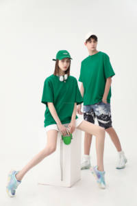 La plus nouvelle qualité couleur unie 100% hommes et femmes T-shirt peut être en gros peut être logo personnalisé - Product Image 3